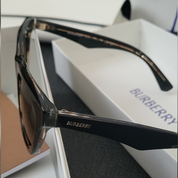 NEW Burberry Classic Black Sunglasses for Women - Picture 3 of 4